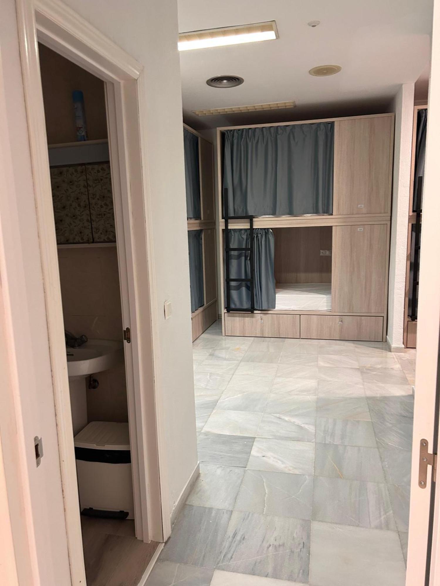 Single Bed Female Dormitory Room,1602551000:JPEG